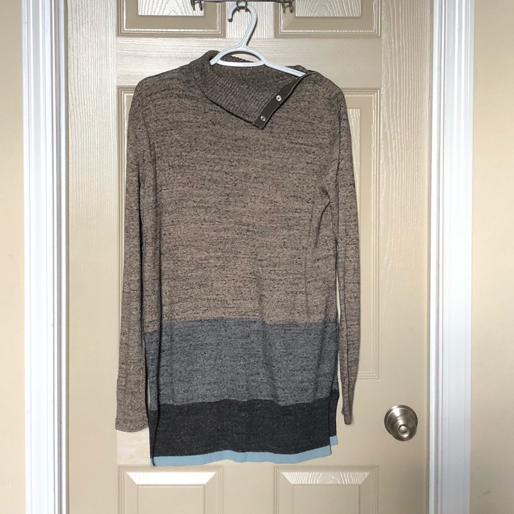 NWOT Gap snap closure turtle neck sweater. Medium